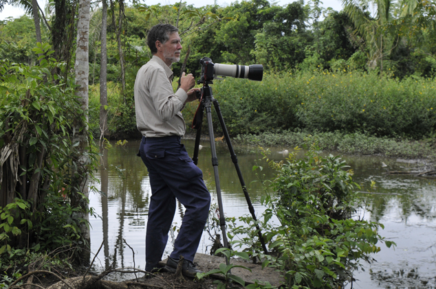 Nicholas photographing birds in tropical rain forest with a Canon EOs 1Ds Mark III and 100-400mm telephoto zoom lens, Sayaxche Petén Guatemala 2010